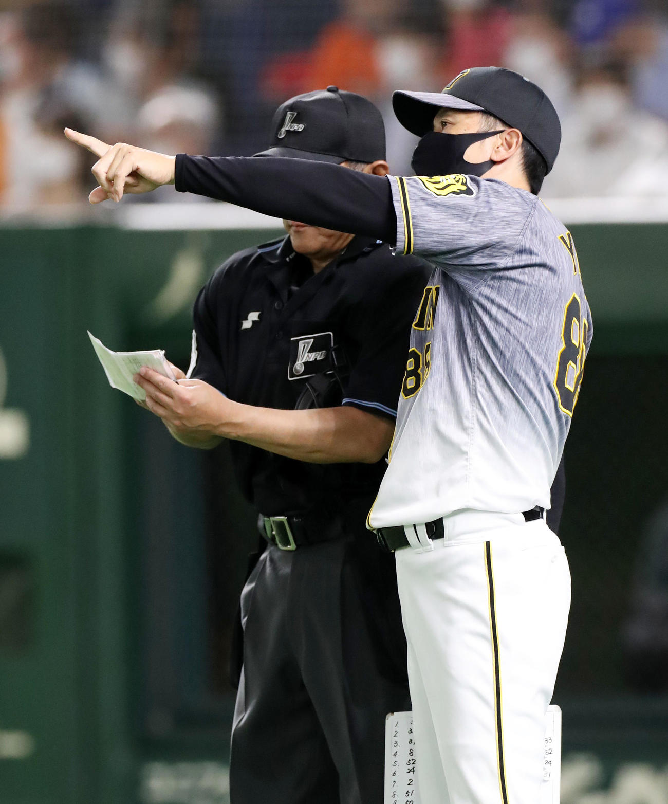巨人対阪神　8回表を終え選手交代を告げる矢野監督（撮影・加藤哉）