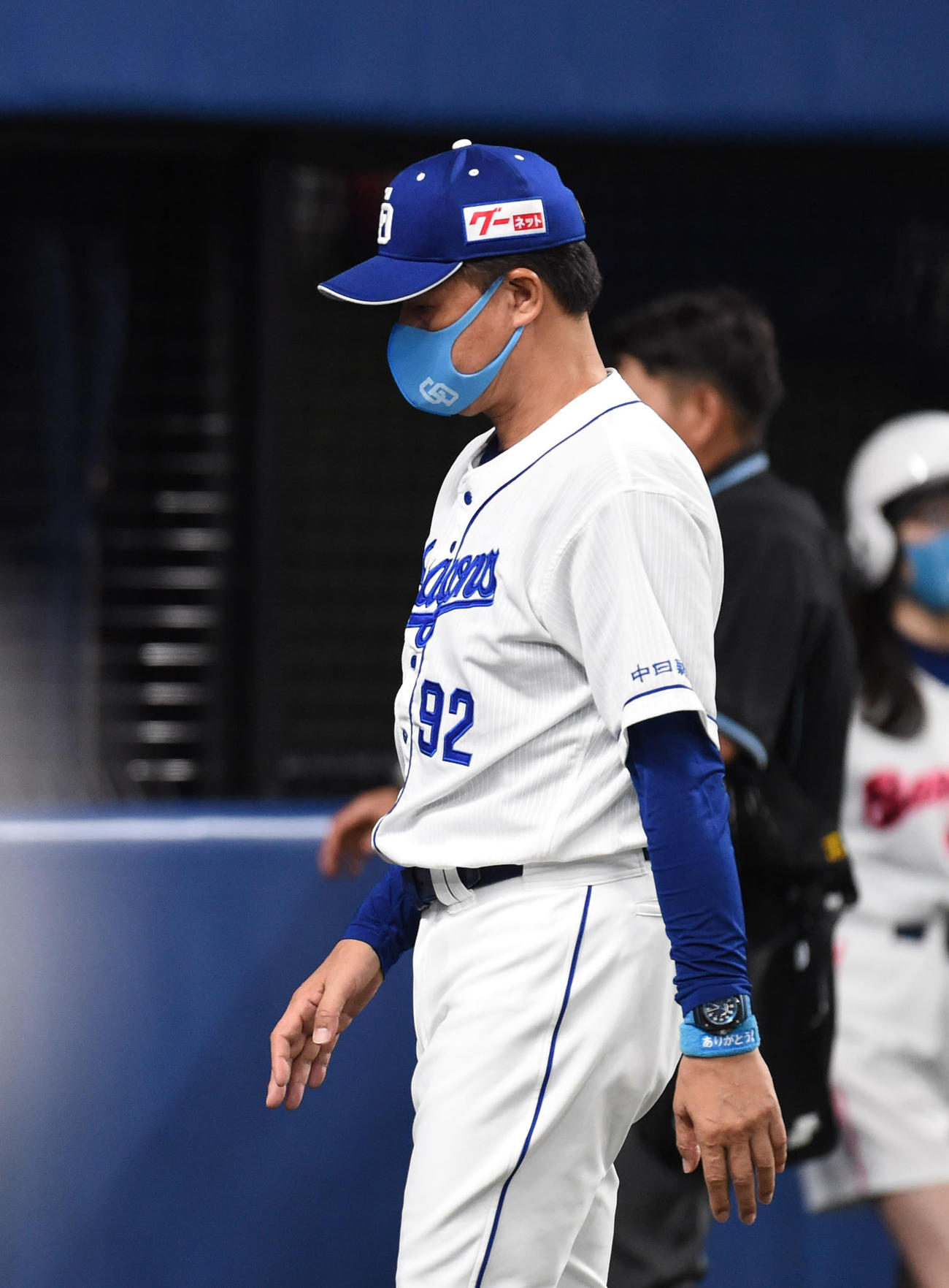 中日対ヤクルト　4回裏中日攻撃終了、選手交代を告げベンチへ戻る与田監督（撮影・森本幸一）