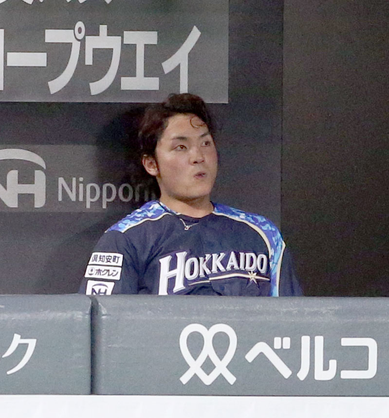 日本ハム対ソフトバンク　6回途中で降板しベンチで悔しそうな表情を見せる日本ハム伊藤（撮影・佐藤翔太）