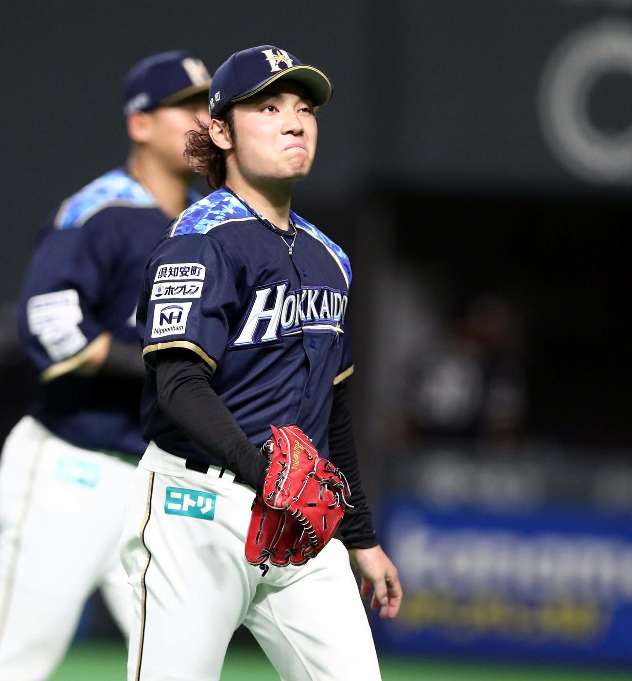 日本ハム対ソフトバンク　5回に失点し渋い表情の伊藤（撮影・黒川智章）