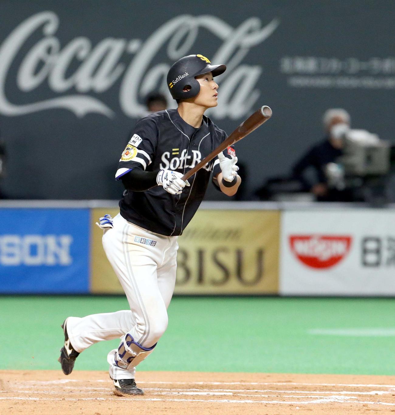 日本ハム対ソフトバンク　7回表ソフトバンク無死、上林は右越え本塁打を放つ（撮影・佐藤翔太）