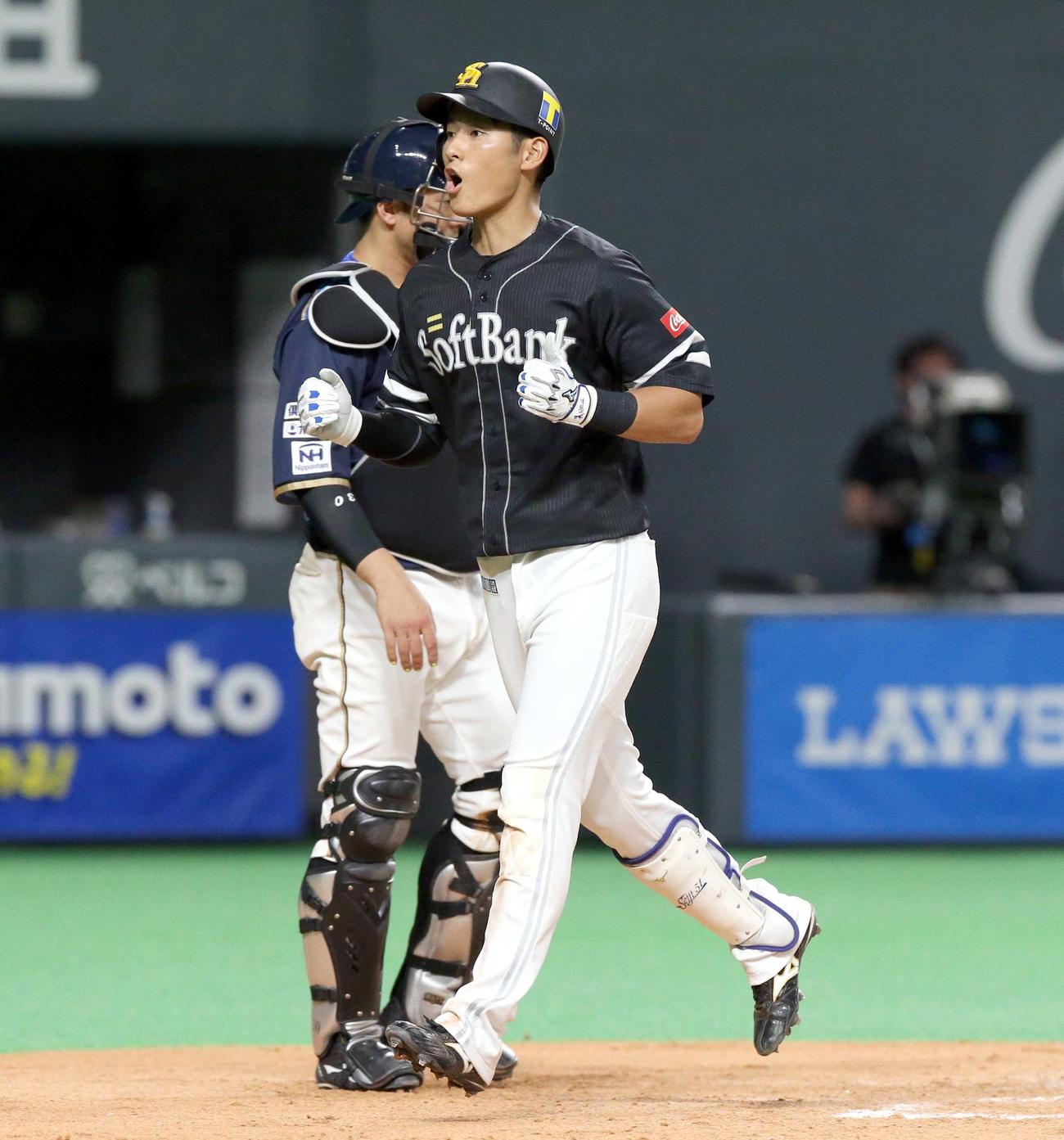 日本ハム対ソフトバンク　7回表ソフトバンク無死、右越え本塁打を放ち生還する上林（撮影・佐藤翔太）