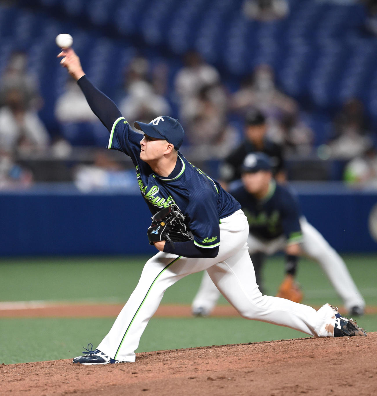 中日対ヤクルト　5回裏、ヤクルト3番手で登板する梅野（撮影・森本幸一）