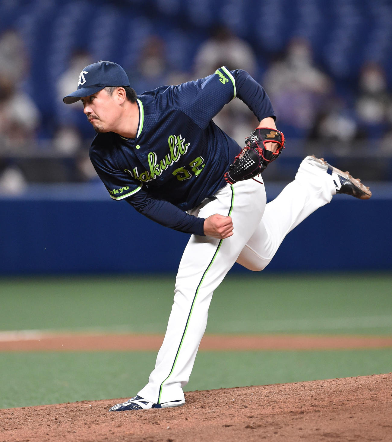 中日対ヤクルト　7回裏、ヤクルト5番手で登板する近藤（撮影・森本幸一）