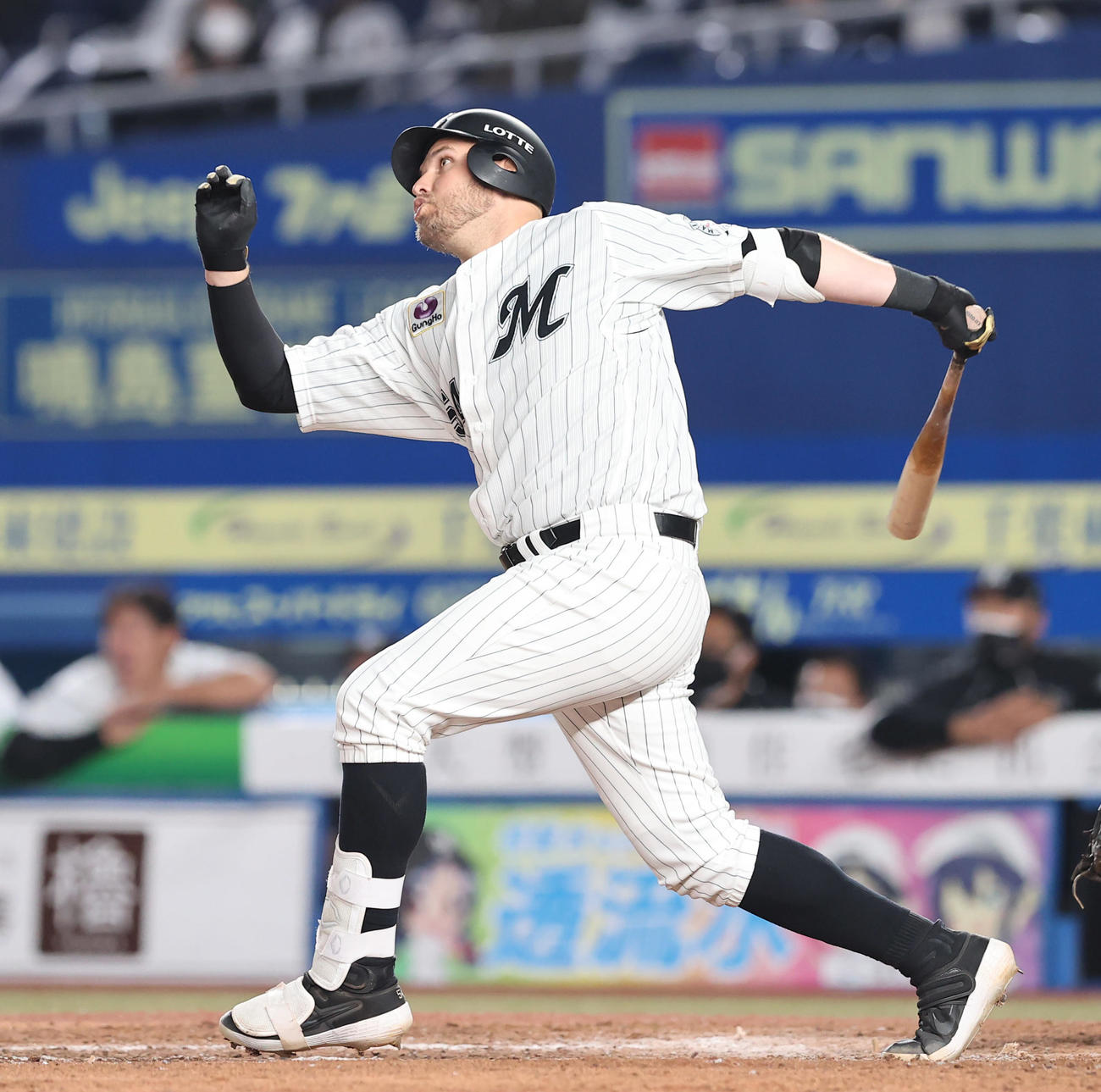 ロッテ対西武　9回裏ロッテ1死二塁、左中間に同点の2点本塁打を放つレアード（撮影・垰建太）