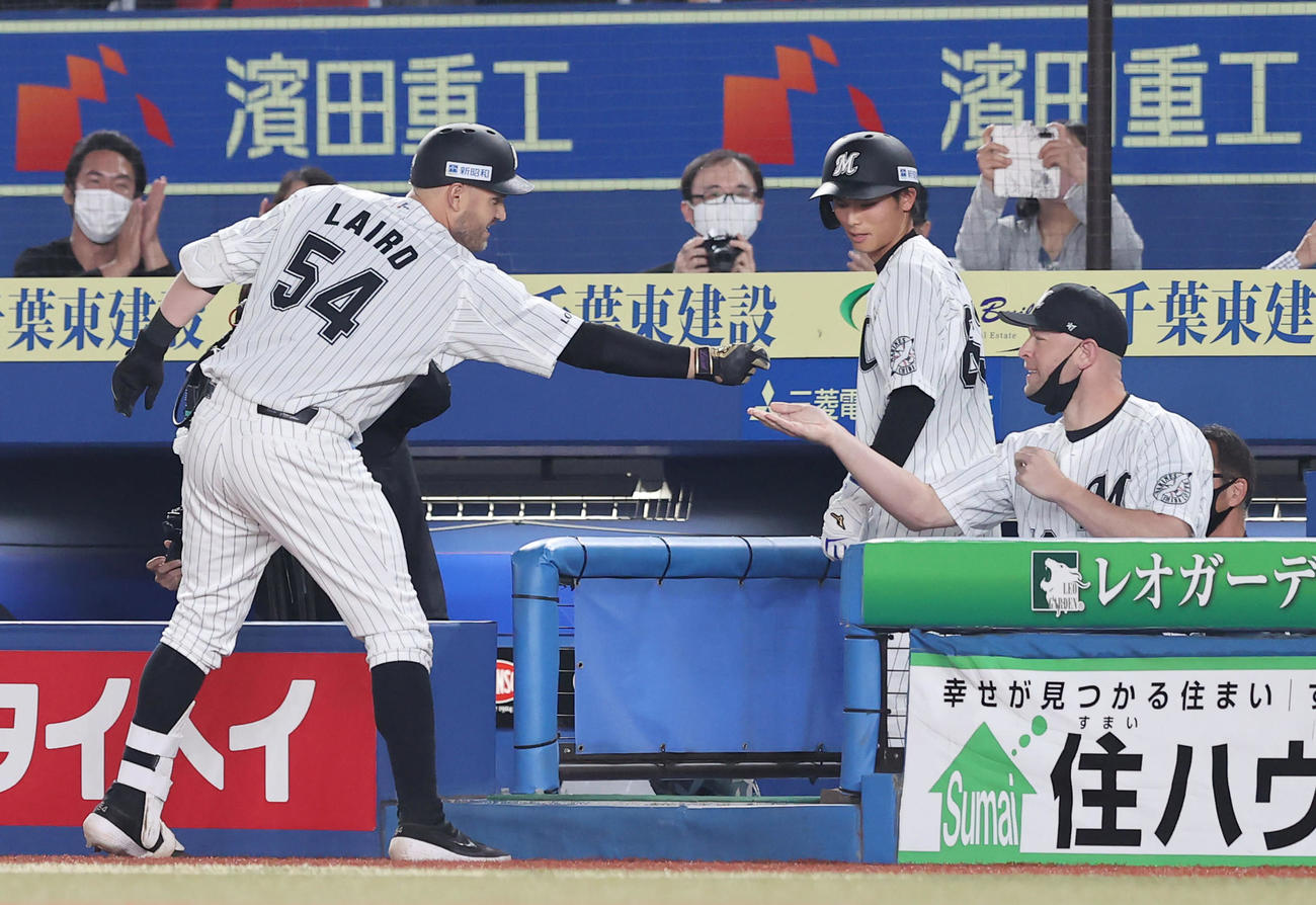 ロッテ対西武　9回裏ロッテ1死二塁、同点となる2点本塁打を放ちすしポーズを決めたレアード（左）からハーマンがすしを受け取るようなポーズ（撮影・垰建太）