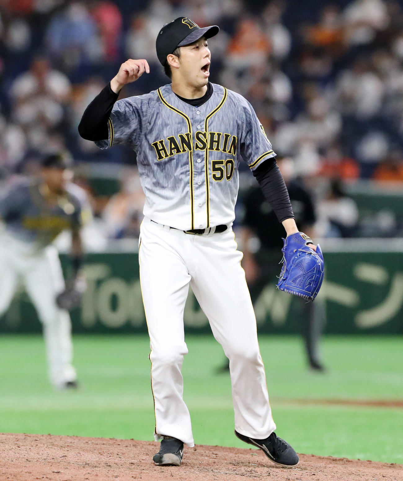 巨人対阪神　5回裏巨人2死、青柳は丸を三振に仕留め、気迫の表情を見せる（撮影・加藤哉）