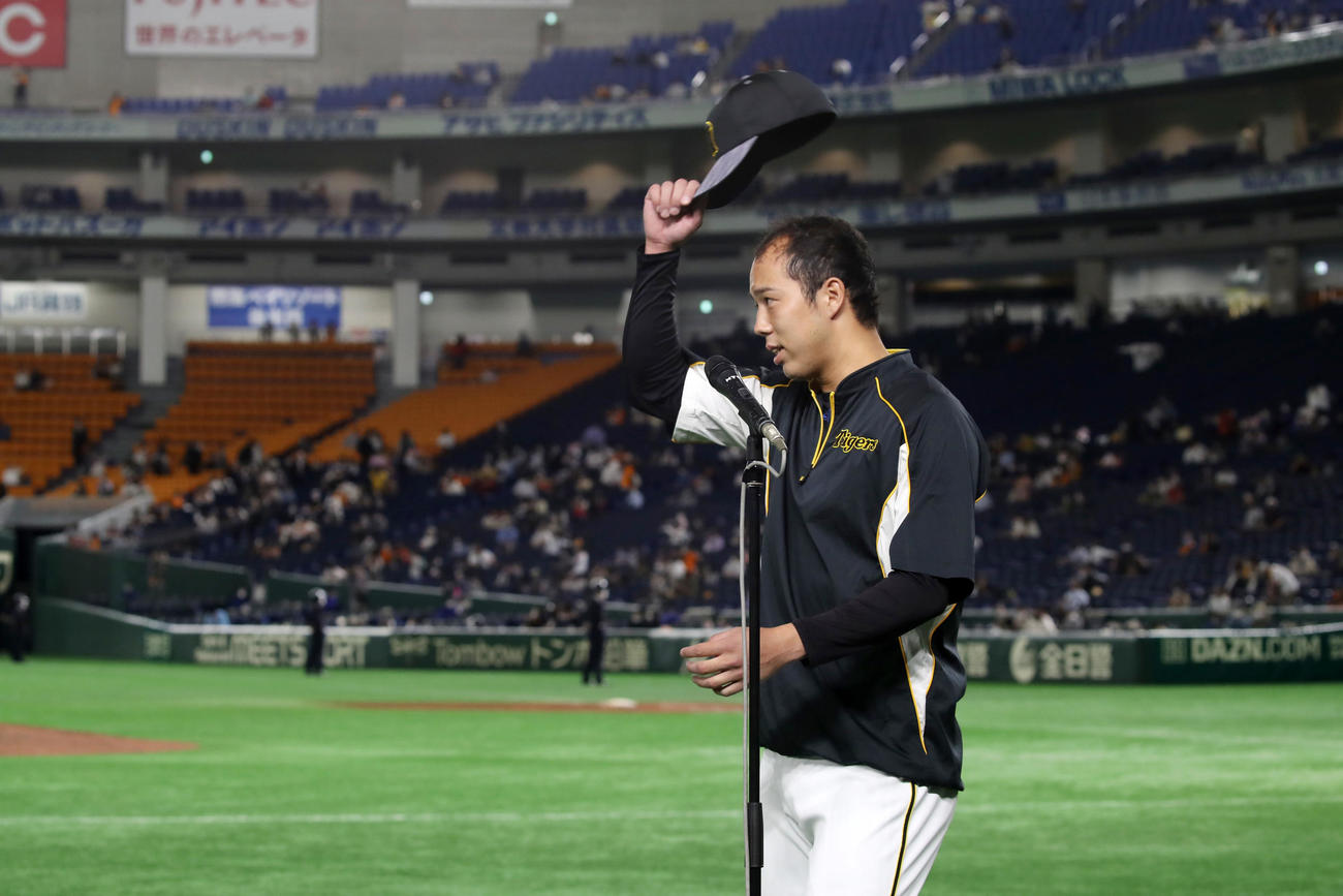 巨人対阪神　巨人に勝利しスタンドにあいさつする青柳（撮影・加藤哉）