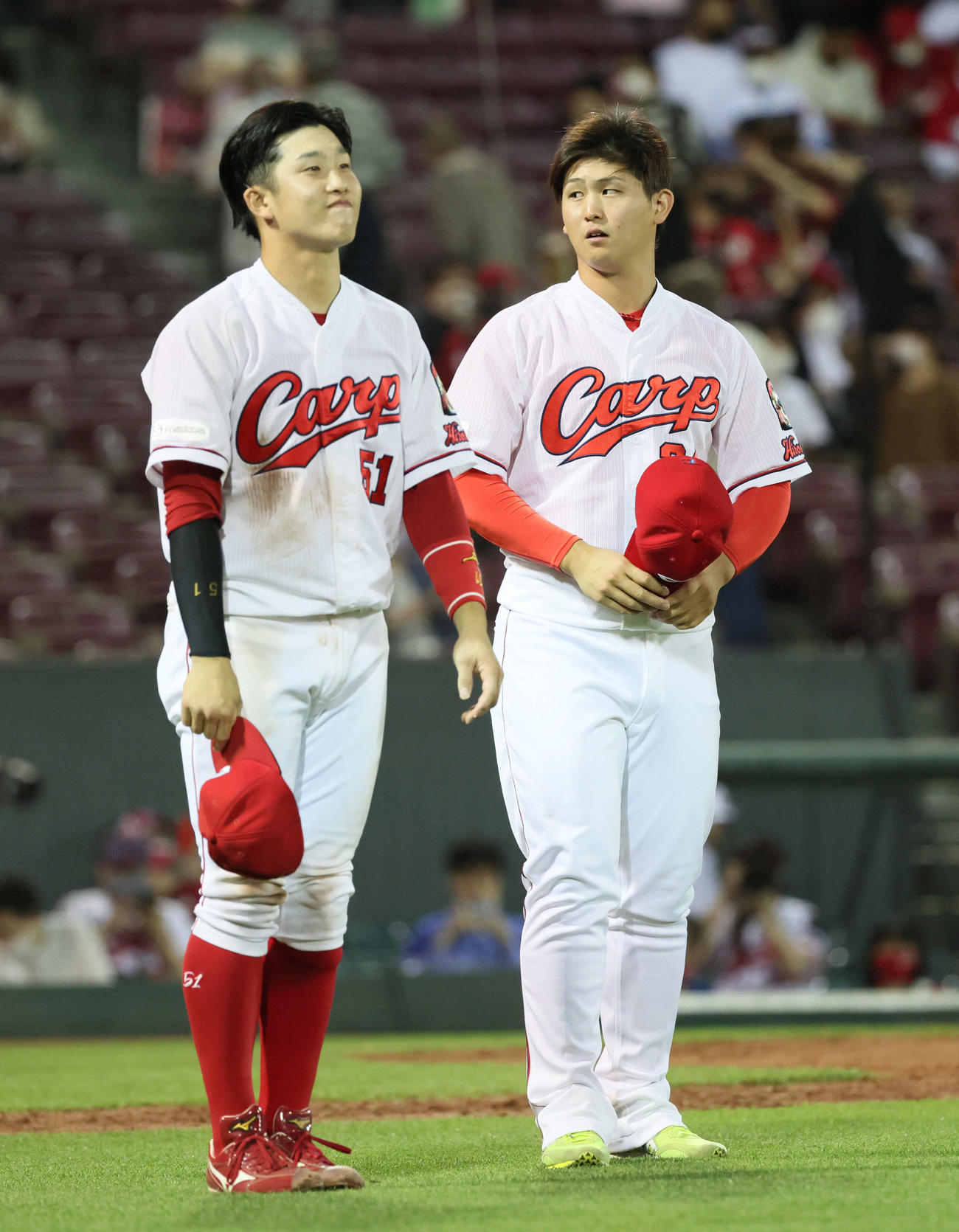 広島対DeNA　ファンの声援に応える小園（左）と高橋昂（撮影・加藤孝規）