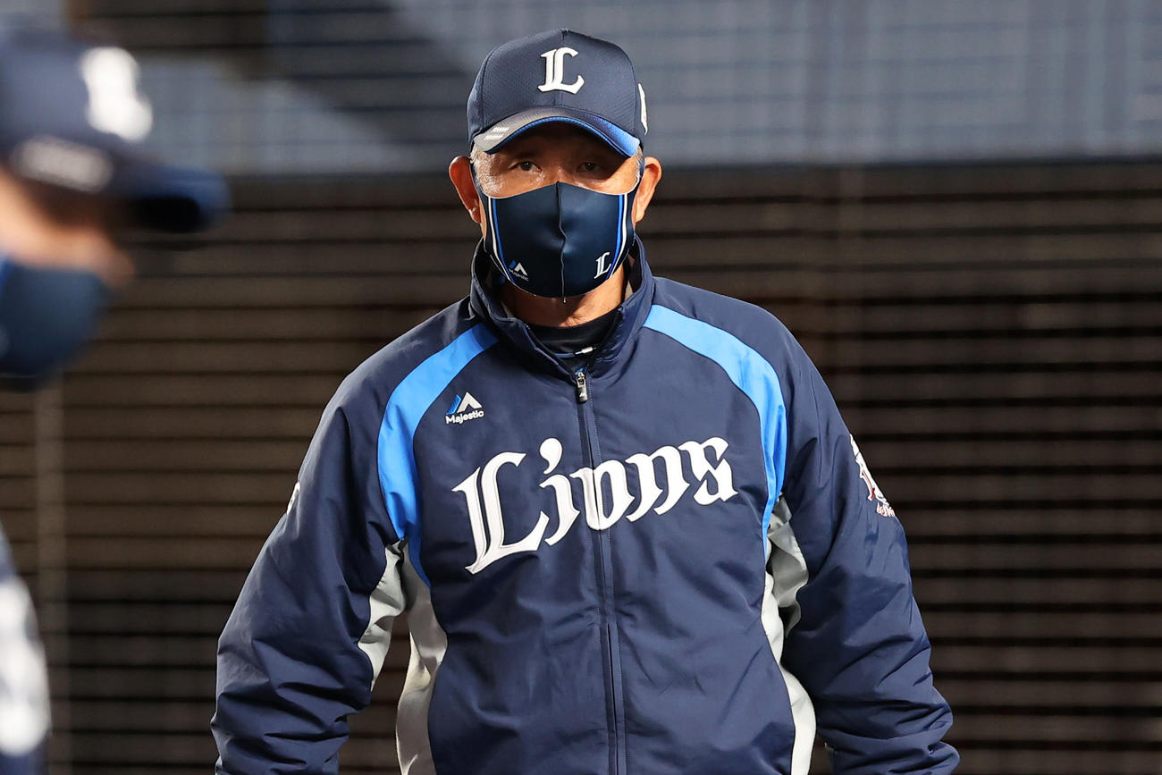 引き分けに終わりナインを見つめながら引き揚げる西武辻監督（撮影・垰建太）