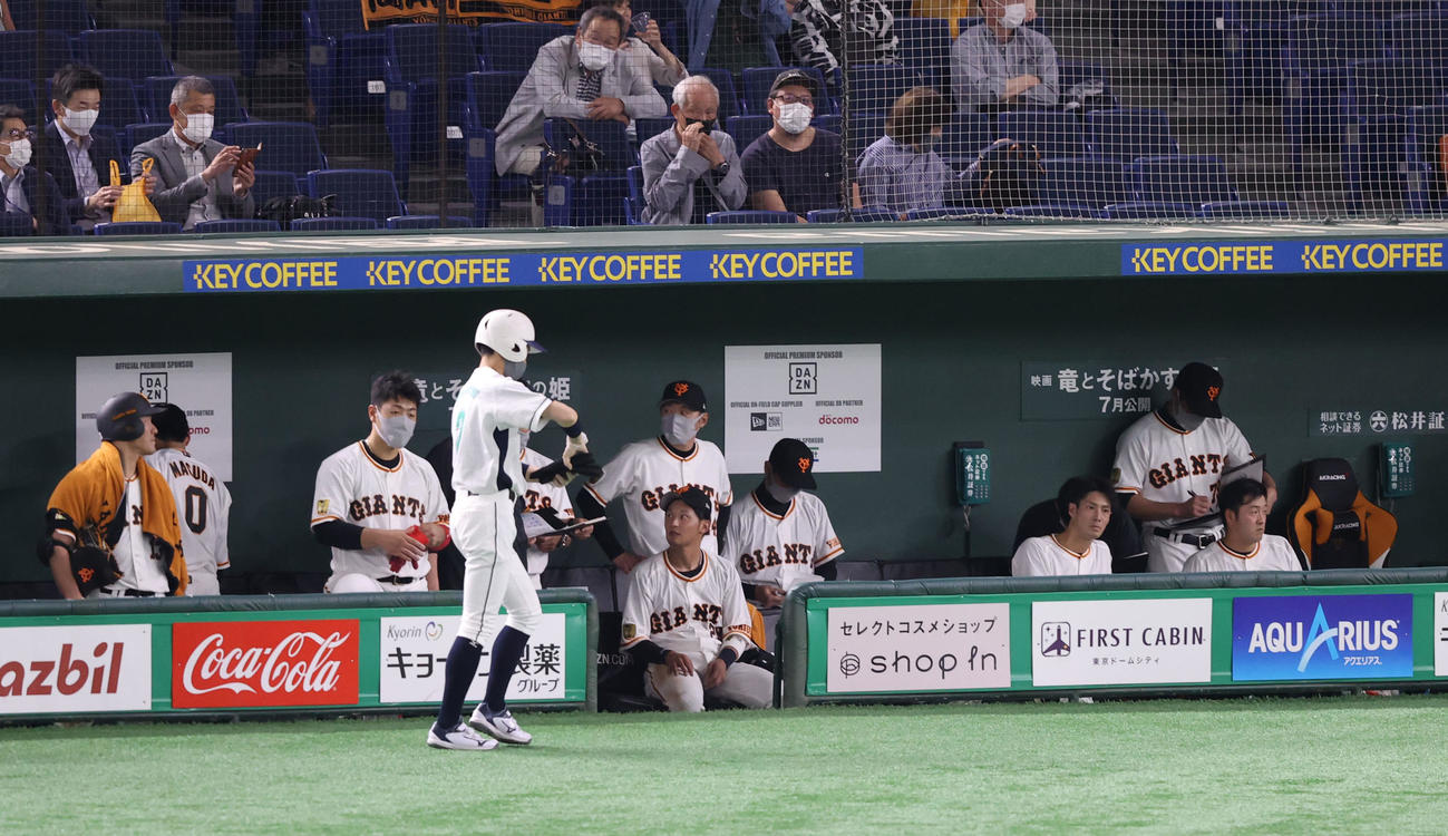巨人対阪神　試合後、悔しそうな表情の巨人の選手たち（撮影・狩俣裕三）