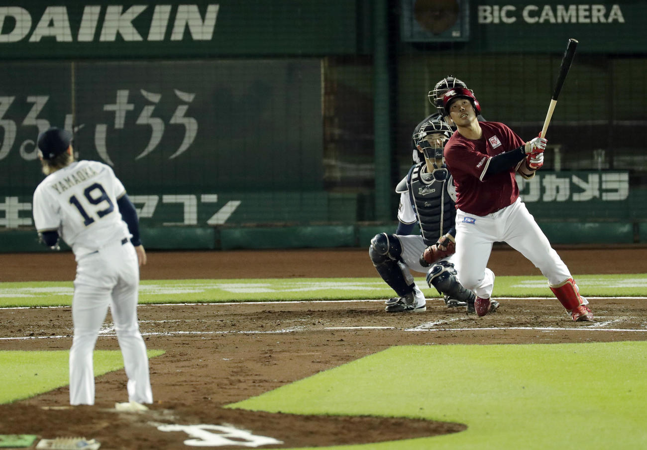 オリックス対楽天　7回表楽天2死二、三塁、左中間へ3点本塁打を放つ内田。投手山岡（撮影・前田充）
