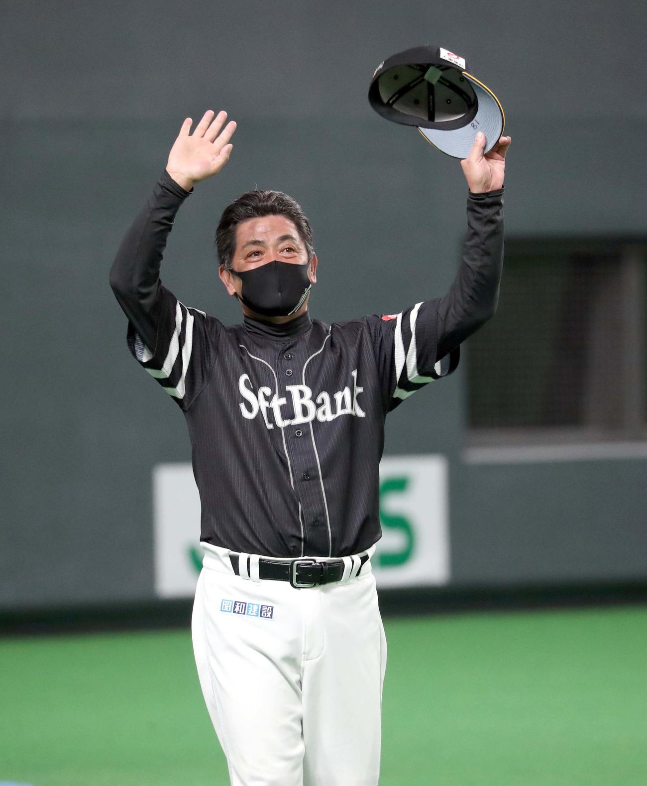 日本ハム対ソフトバンク　試合終了後、手を振って引き揚げるソフトバンク工藤監督（撮影・佐藤翔太）