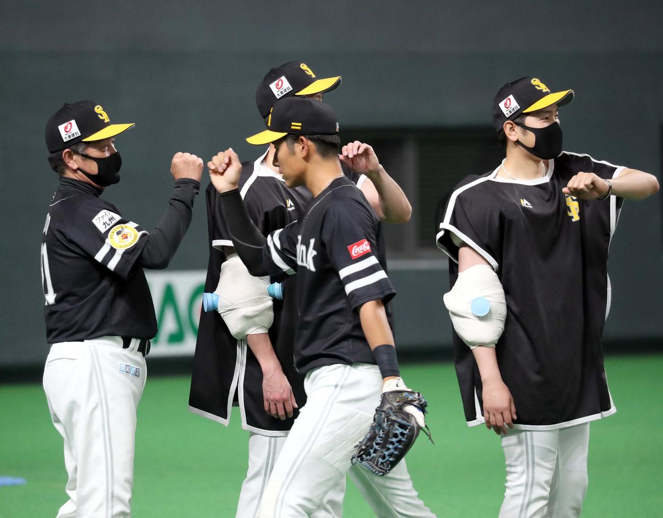 日本ハム対ソフトバンク　試合終了後、ナインを出迎えるソフトバンク工藤監督（左）（撮影・佐藤翔太）