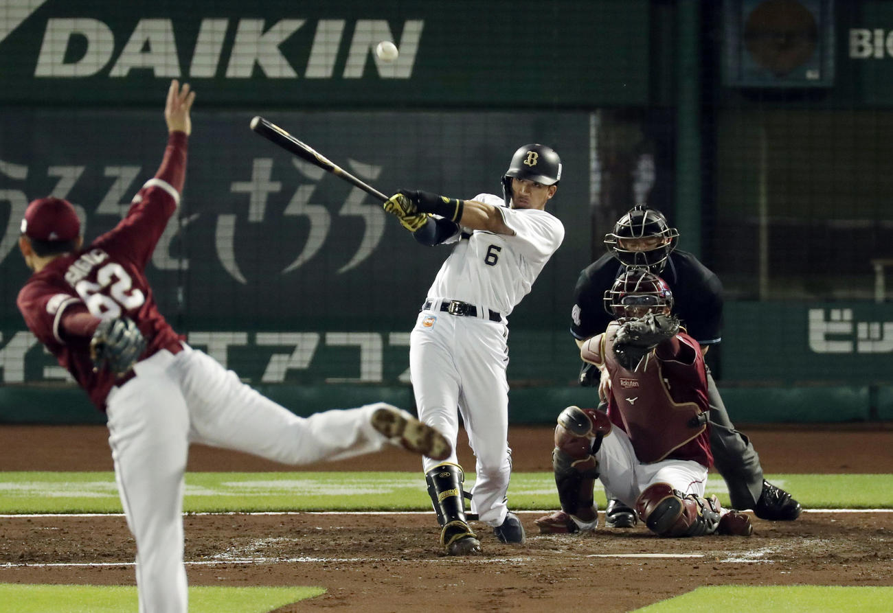 4回裏オリックス1死一、二塁、宗は右前打を放ち猛打賞（撮影・前田充）