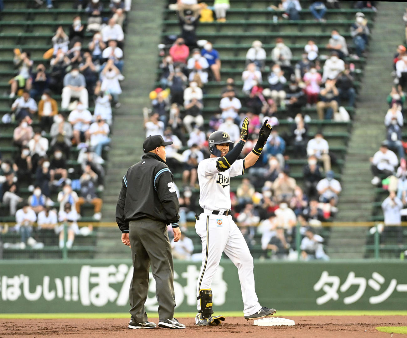 オリックス対楽天　1回裏オリックス無死二塁、宗は先制適時二塁打を放ち、笑顔でアピールする（撮影・前岡正明）