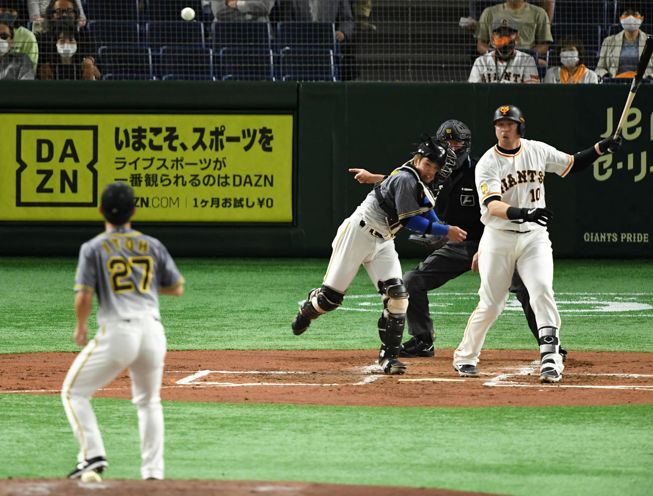 巨人対阪神　1回裏巨人2死一、三塁、一塁走者の丸が盗塁を試み二塁へ送球する梅野（撮影・横山健太）