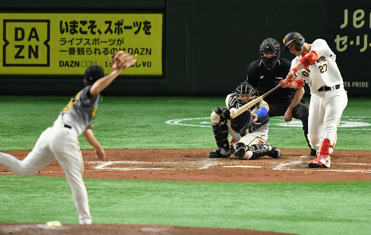 巨人対阪神　2回裏巨人1死一、三塁、中前適時打を放つ炭谷（撮影・横山健太）