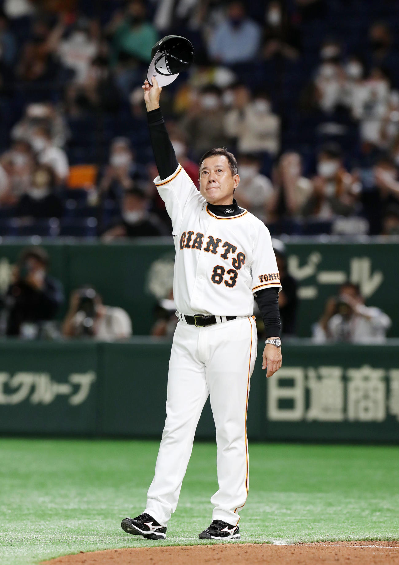 阪神戦2000試合目を勝利しスタンドにあいさつする巨人原監督（撮影・加藤哉）