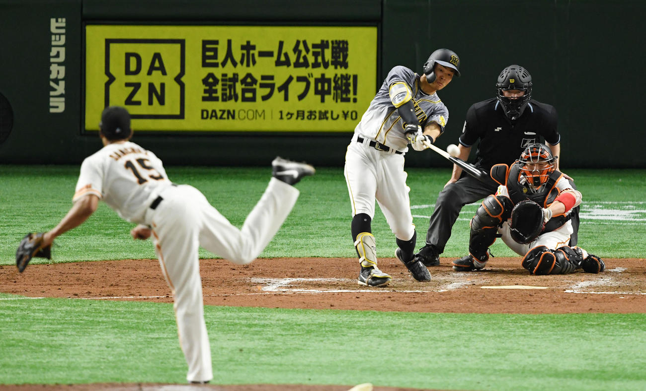 巨人対阪神　3回表阪神1死一、二塁、中2点適時二塁打を放つ佐藤輝（撮影・横山健太）