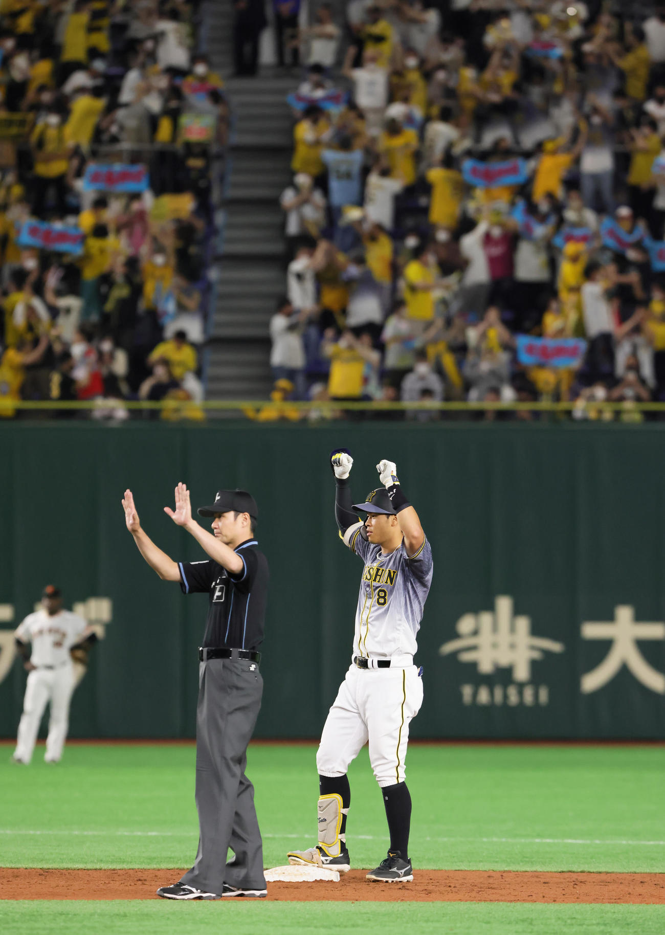 巨人対阪神　3回表阪神1死一、二塁、佐藤輝は中越え2点適時二塁打を放ち両手を上げて喜ぶ（撮影・足立雅史）