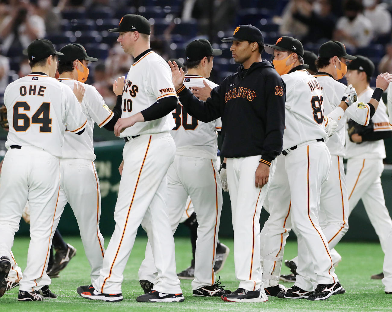 巨人対阪神　対阪神戦2000試合目を勝利しナインを出迎える原辰徳監督。左はアンヘル・サンチェス（撮影・加藤哉）