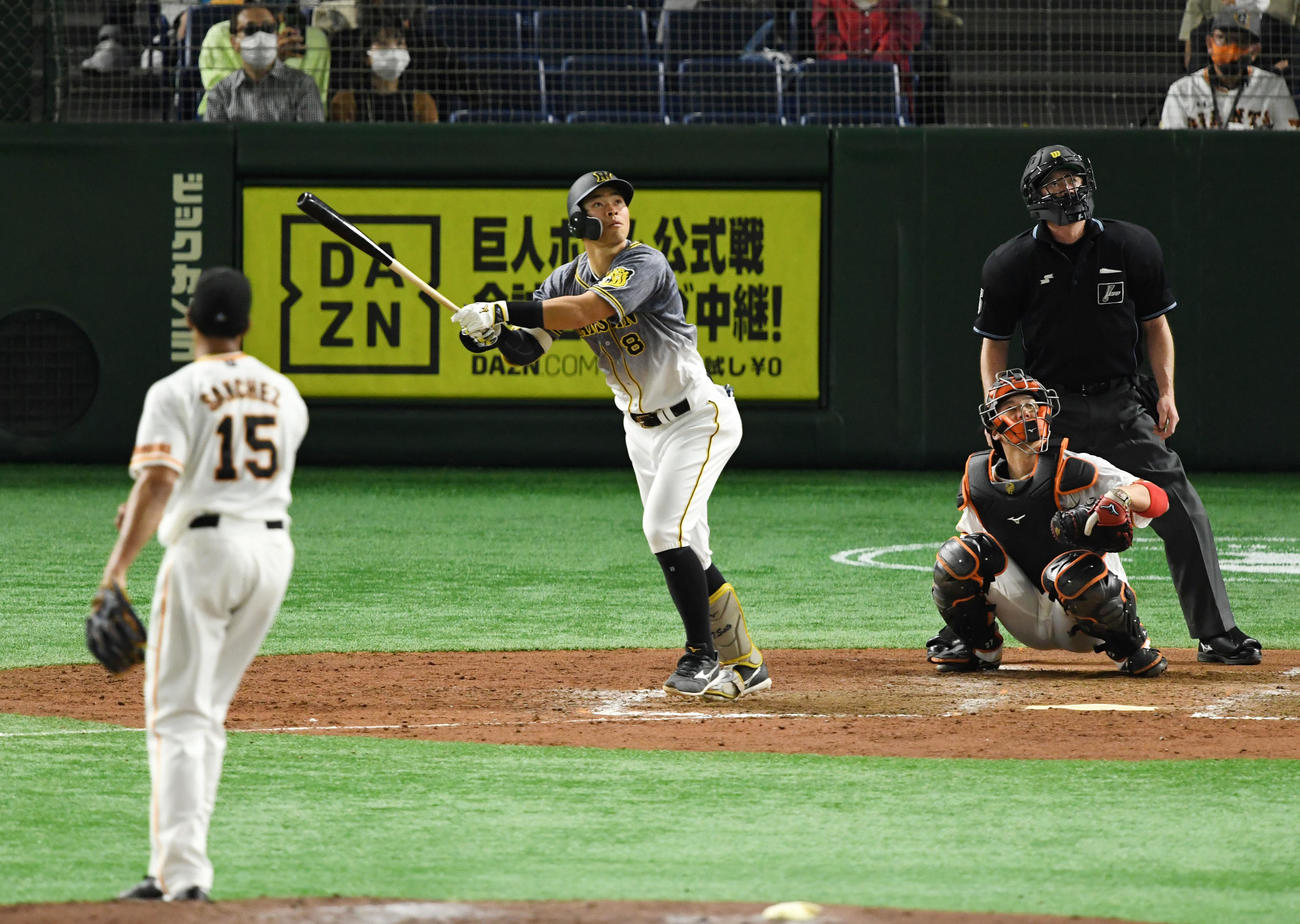 巨人対阪神　5回表阪神2死一塁、左飛に倒れる佐藤輝（撮影・横山健太）