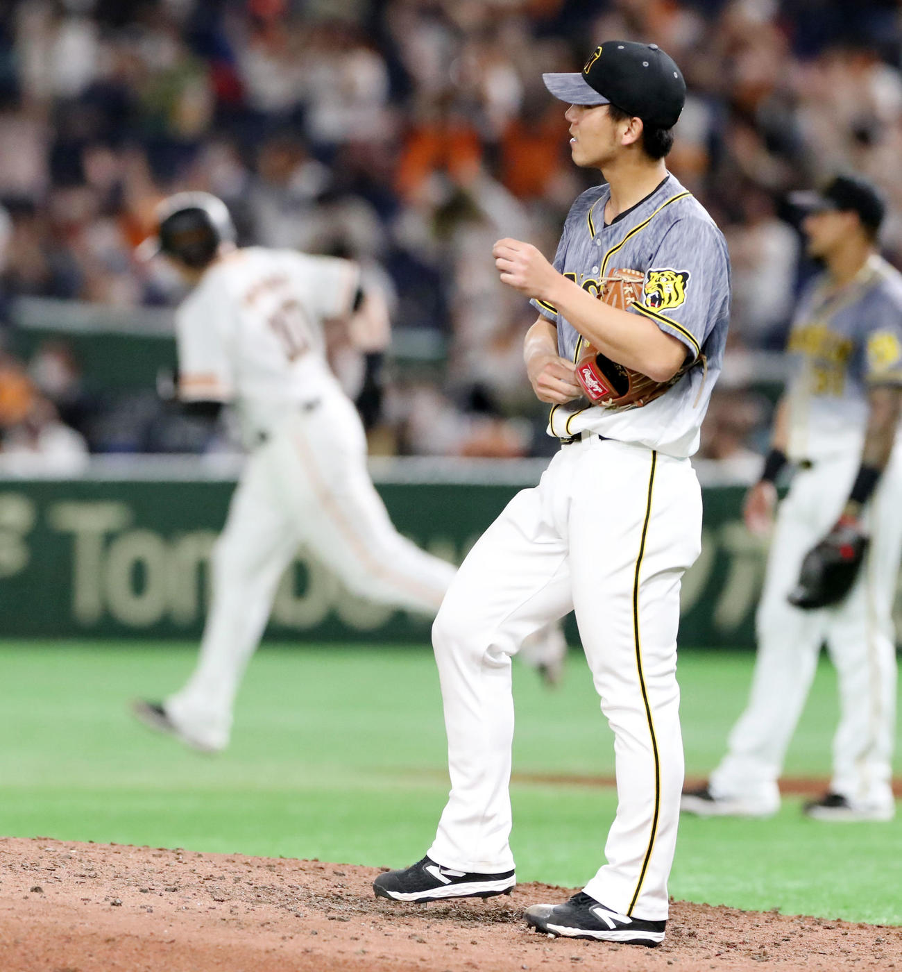 巨人対阪神　5回裏巨人2死一、三塁、伊藤将司はジャスティン・スモークに左越え3点本塁打を被弾（撮影・加藤哉）