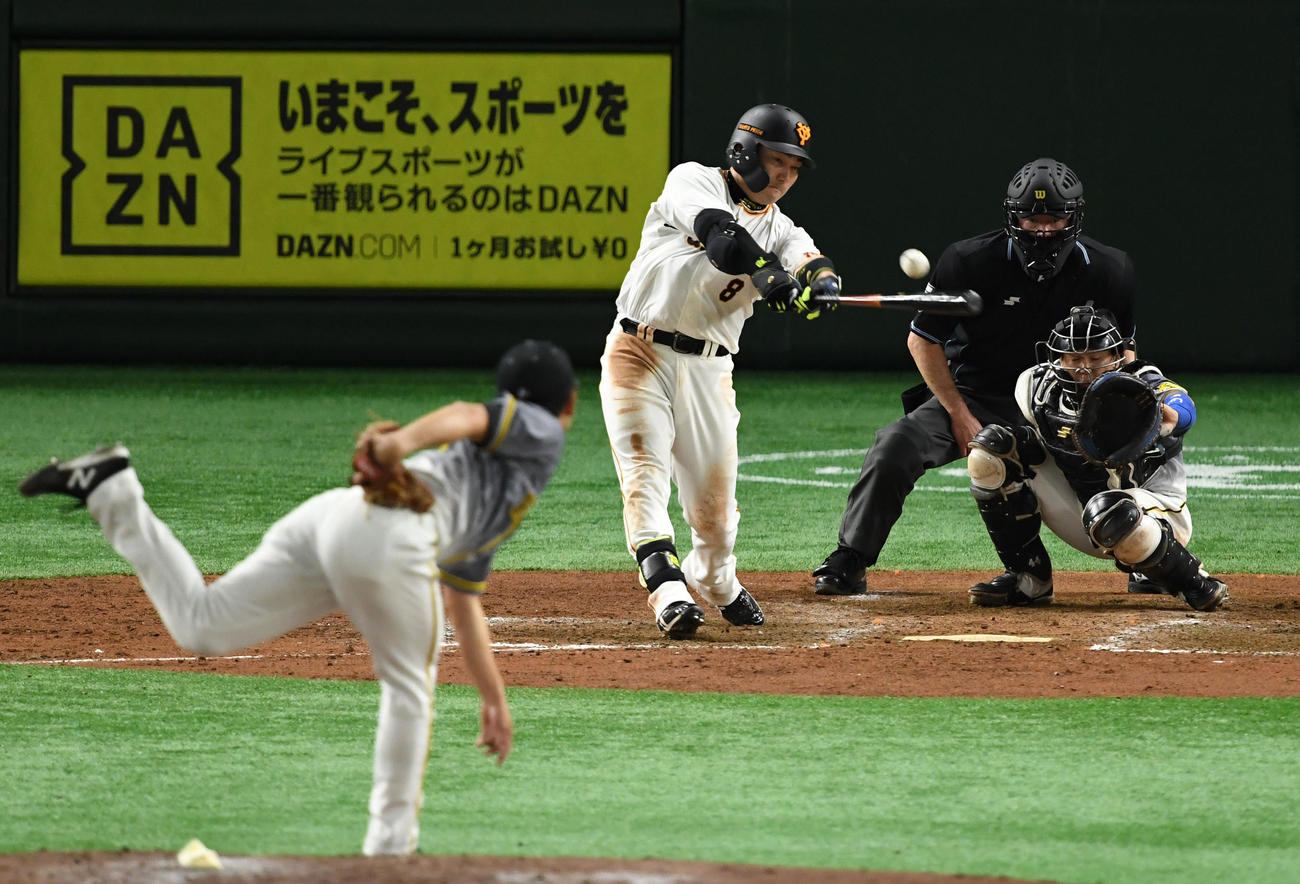 巨人対阪神　5回裏巨人2死、右前打を放つ丸（撮影・横山健太）
