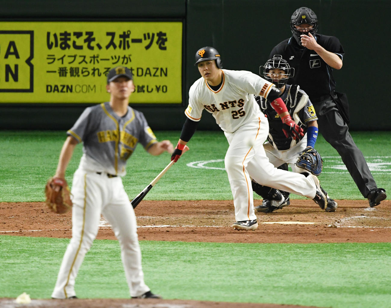 巨人対阪神　5回裏巨人2死一塁、中前打を放つ岡本和（撮影・横山健太）
