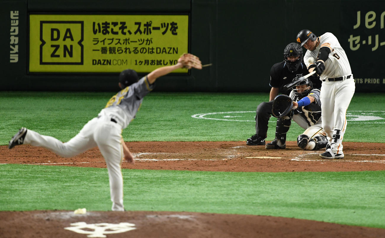 巨人対阪神　5回裏巨人2死一、三塁、左越え3点本塁打を放つスモーク（撮影・横山健太）