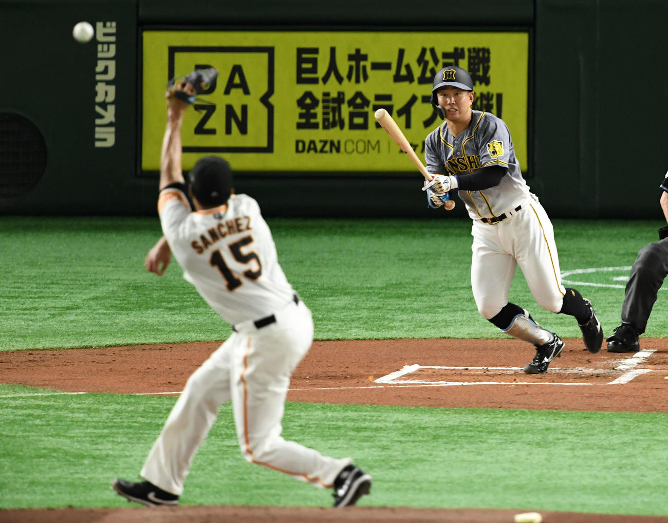 巨人対阪神　1回阪神無死一塁、中前打を放つ糸原（撮影・横山健太）