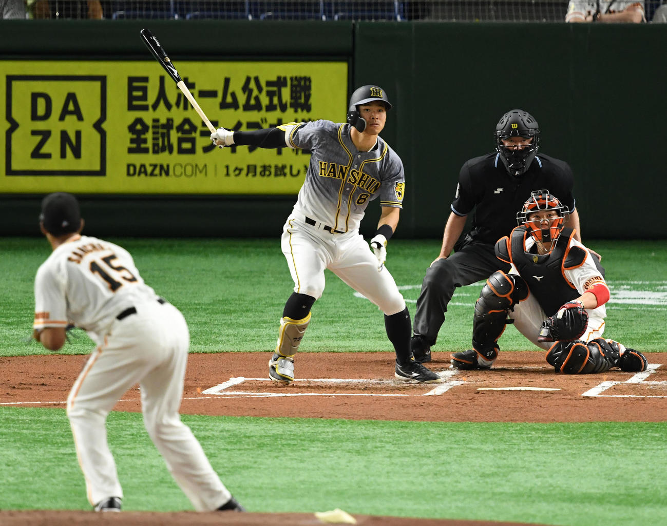 巨人対阪神　1回阪神2死三塁、左適時二塁打を放つ佐藤輝（撮影・横山健太）