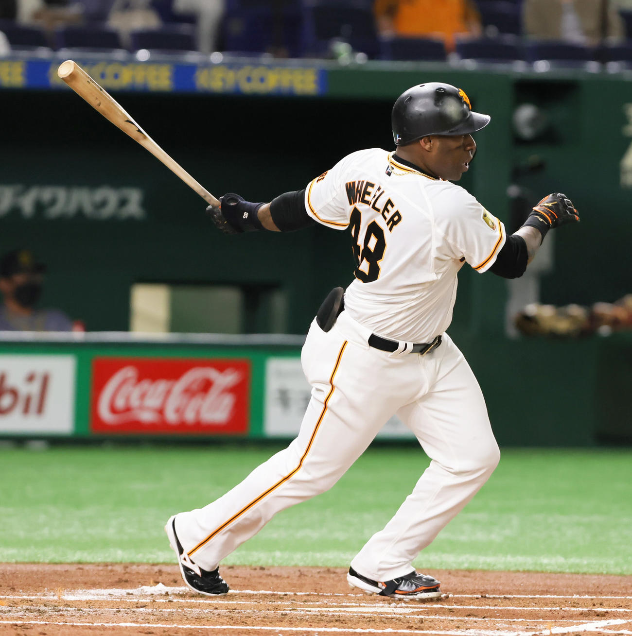 巨人対阪神　1回裏巨人無死一塁、ウィーラーは20試合連続安打となる左前打を放つ（撮影・足立雅史）