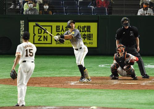 巨人対阪神 5回表阪神2死一塁、左飛に倒れる佐藤輝(撮影・横山健太)