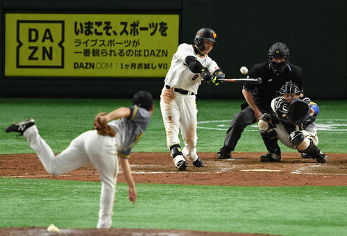 巨人対阪神 5回裏巨人2死、右前打を放つ丸(撮影・横山健太)