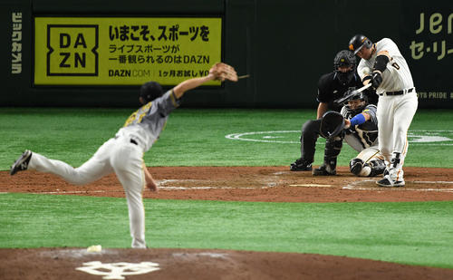 巨人対阪神 5回裏巨人2死一、三塁、左越え3点本塁打を放つスモーク(撮影・横山健太)