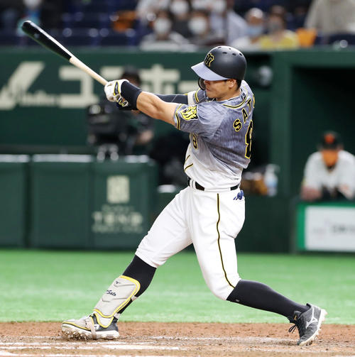 巨人対阪神 8回表阪神1死、佐藤輝明は右線に二塁打を放つ(撮影・加藤哉)