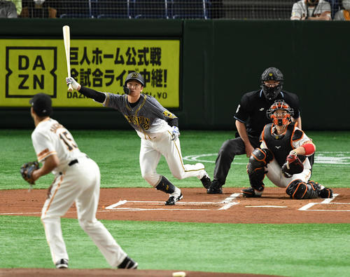 巨人対阪神 1回阪神無死、中前打を放つ近本(撮影・横山健太)