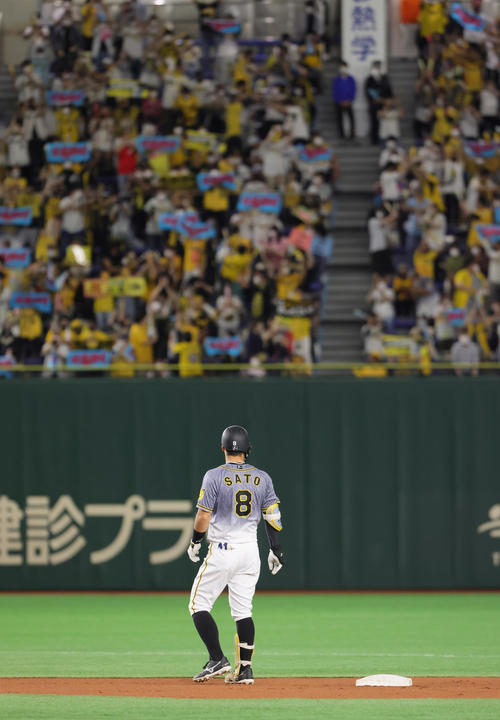 巨人対阪神 1回表阪神2死三塁、佐藤輝は左越え適時二塁打を放ち左翼スタンドを見つめる(撮影・足立雅史)