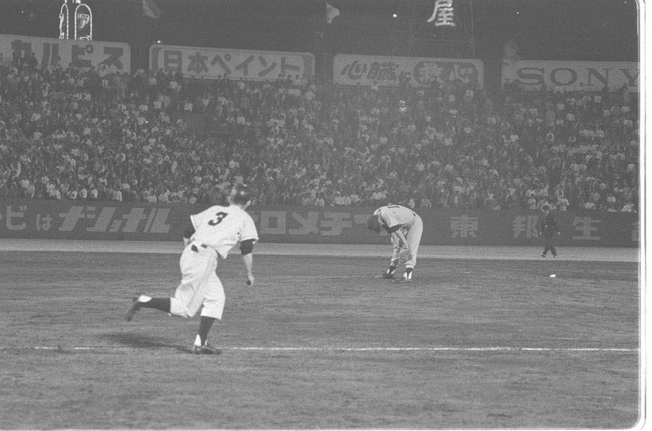 59年6月25日、プロ野球初の天覧試合で巨人長嶋（左）にサヨナラ本塁打を浴びる阪神村山