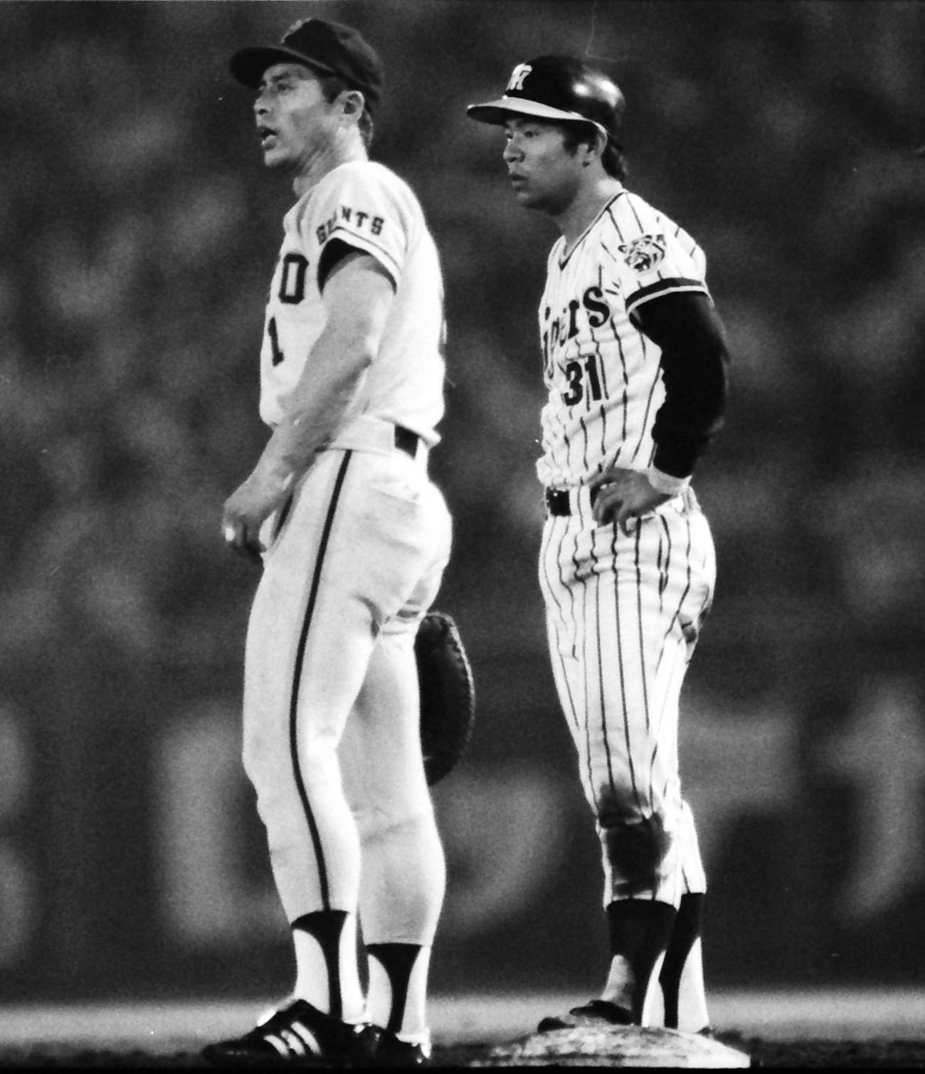阪神対巨人14回戦　一塁ベースに立つ掛布雅之。一塁手王貞治（撮影・大阪写真部）