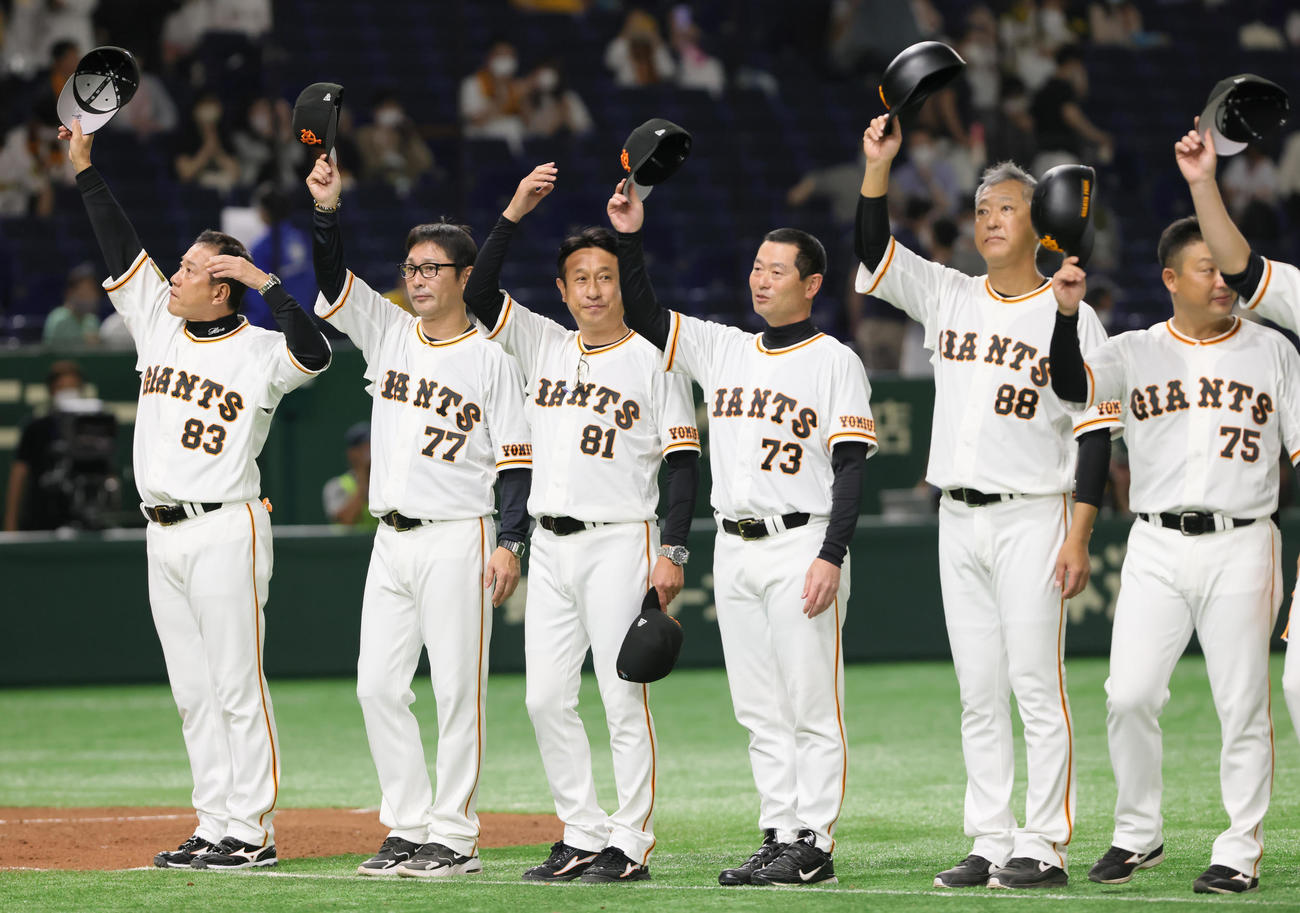 巨人対阪神　勝利しスタンドに帽子を取って応える巨人の、左から原監督、元木コーチ、宮本コーチ、桑田投手チーフコーチ補佐、後藤コーチ、村田コーチ（撮影・足立雅史）