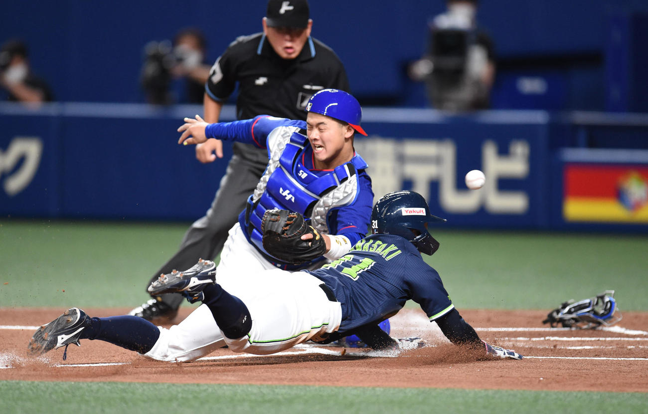 中日対ヤクルト　1回表ヤクルト1死一塁、山田哲人の中越え二塁打で生還する山崎（捕手は石橋）（撮影・森本幸一）