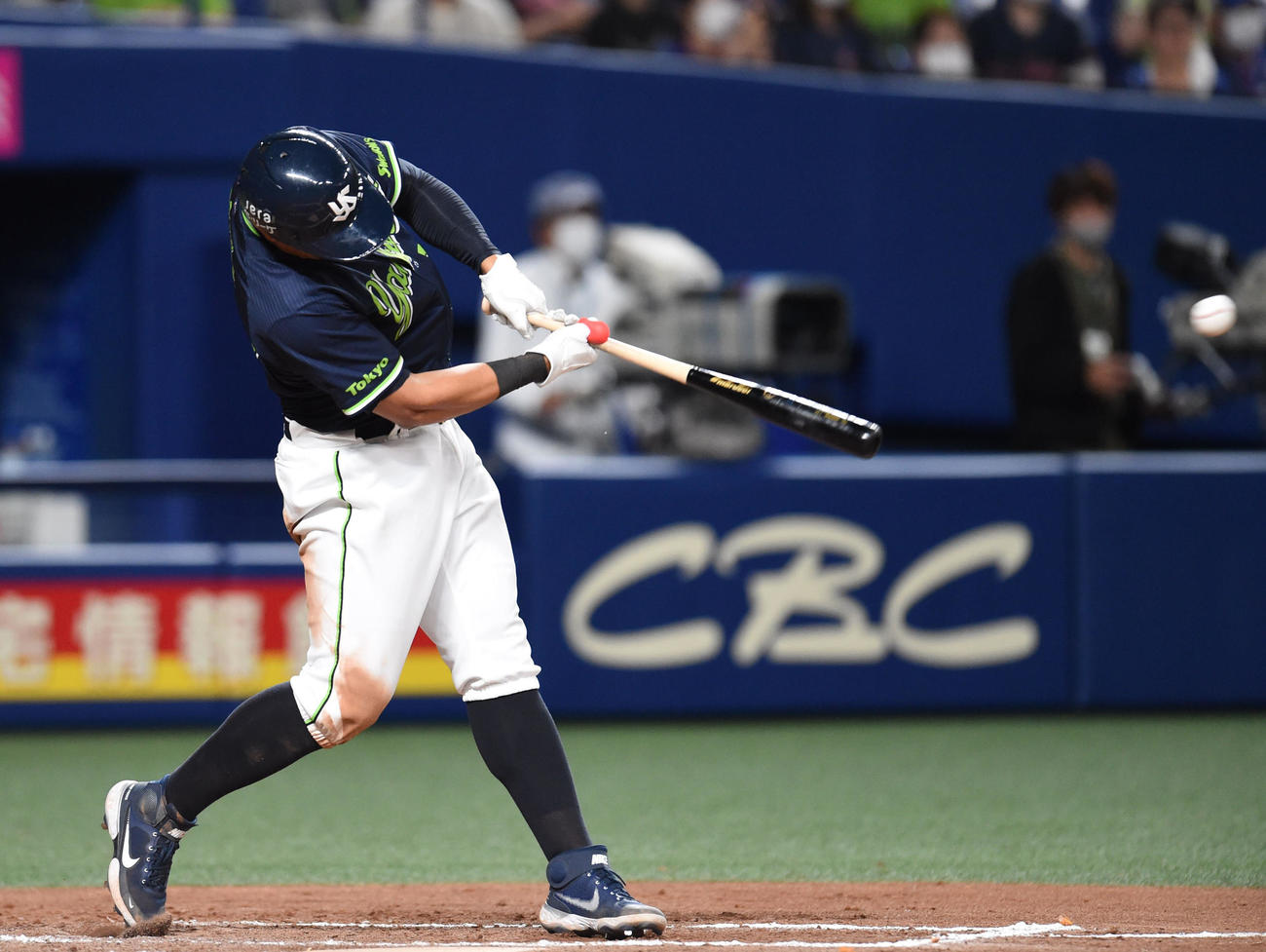 中日対ヤクルト　7回表ヤクルト無死満塁、左前2点適時打を放ったオスナ（撮影・森本幸一）
