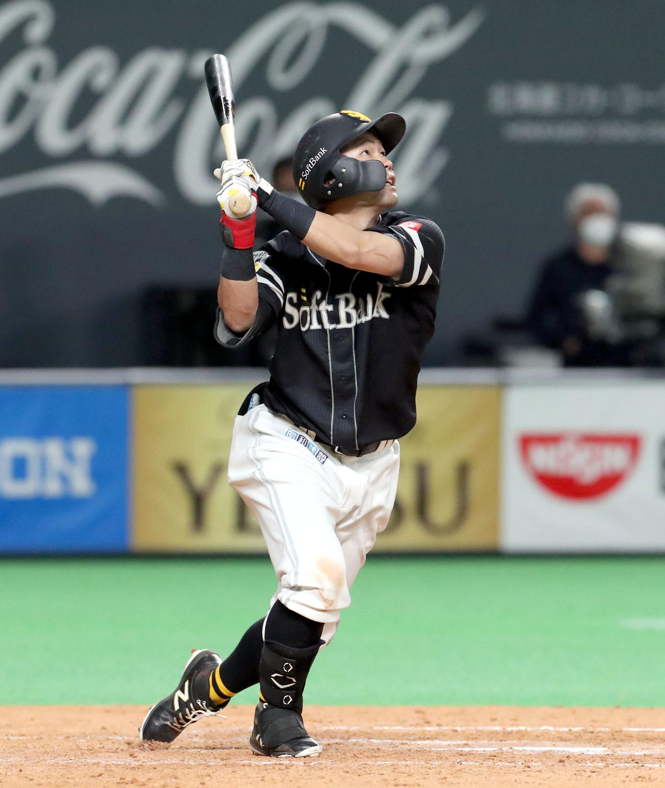 日本ハム対ソフトバンク　5回表ソフトバンク1死三塁、中村晃は右犠飛を放つ（撮影・佐藤翔太）