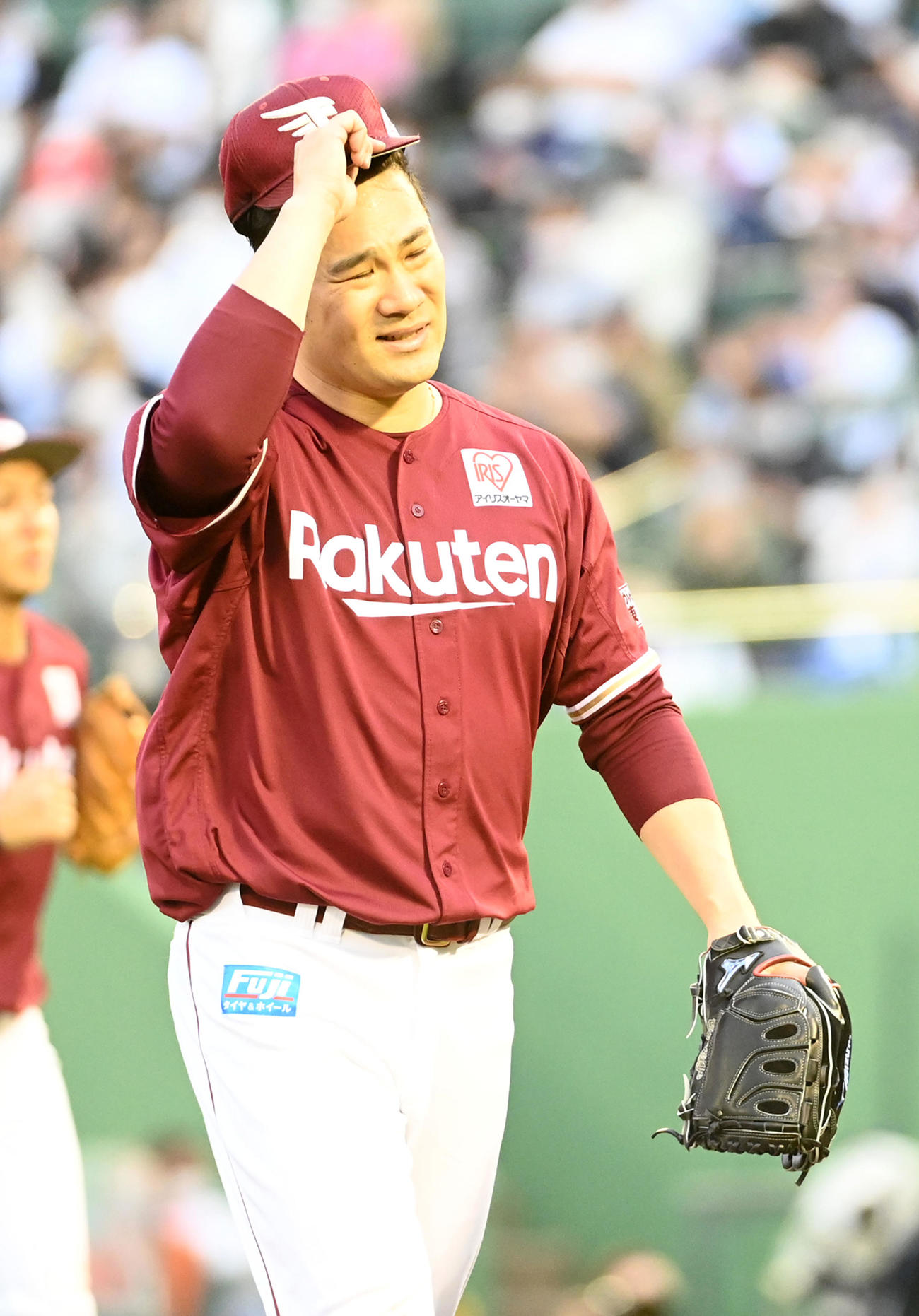 オリックス対楽天　6回、吉田正に逆転の3点本塁打を打たれがっくりとベンチに戻る田中将（撮影・前岡正明）