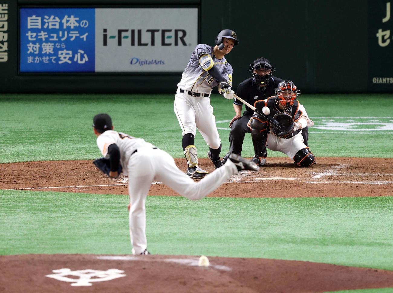 巨人対阪神　4回表阪神1死、二塁打を放つ佐藤輝。投手畠（撮影・狩俣裕三）
