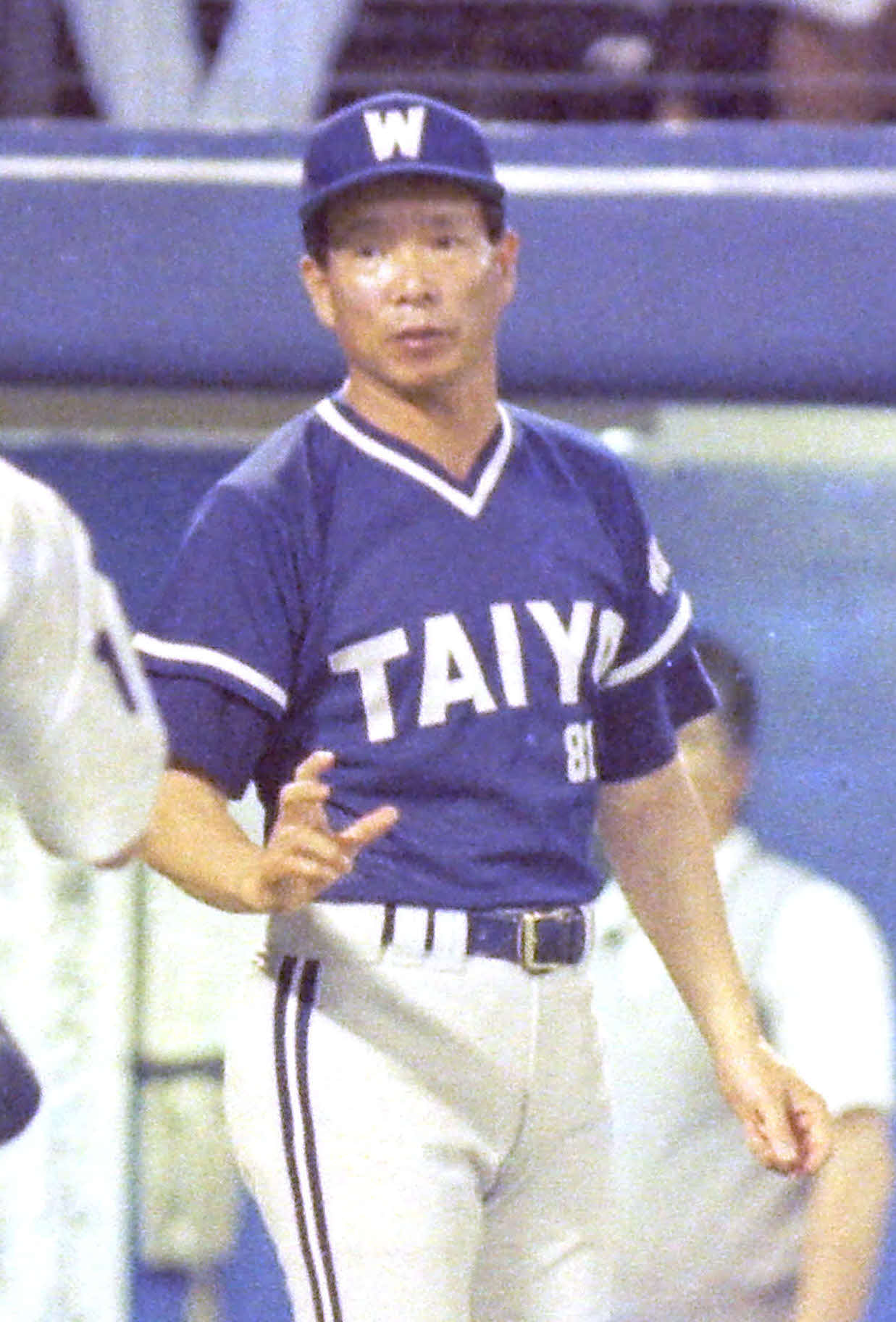 89年7月29日、ヤクルト戦で選手交代を告げる大洋古葉監