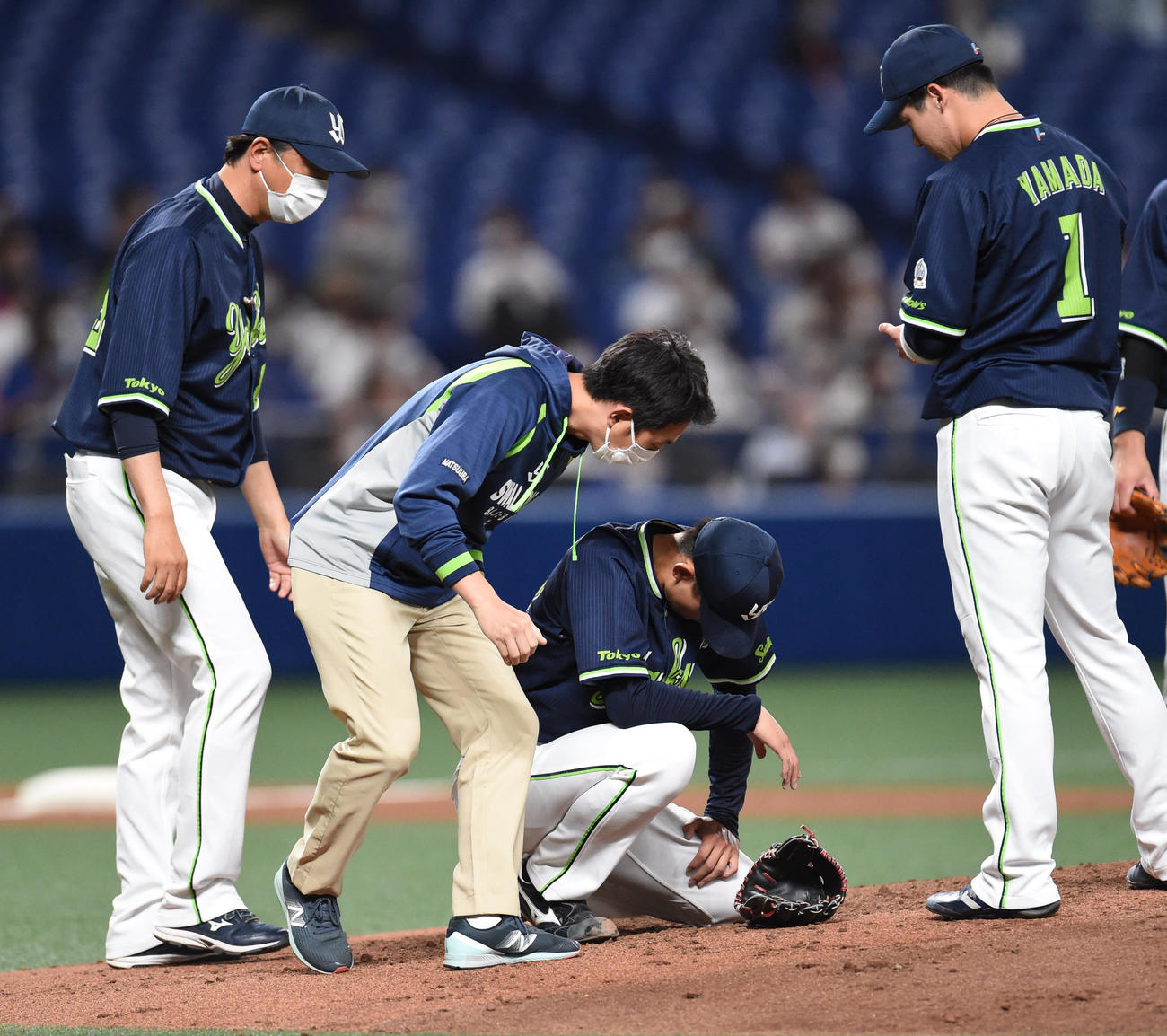 中日対ヤクルト　3回裏中日1死一塁、京田の打球を体に当て、うずくまるヤクルト先発の金久保（2021年5月14日撮影）